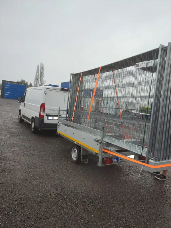 Gerüstteile auf PKW-Anhänger verladen