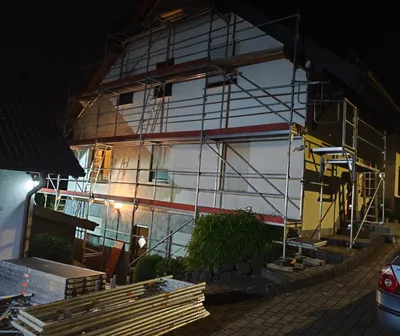 Komplettes Gerüst mit Schutznetzen